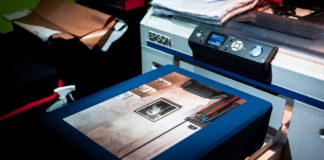 Person printer billeder ud på en printer